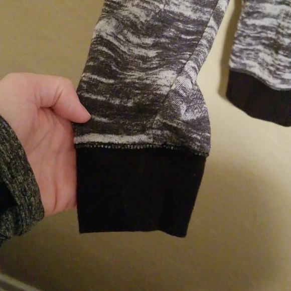 Tahari Heathered Black & Gray Sweater Small - Picture 4 of 6